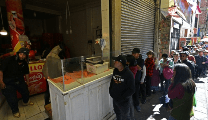 Bolivia: sellan las muñecas para limitar la entrega de&nbsp;pollo