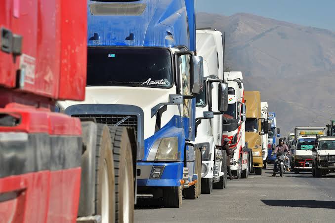 Miles de camioneros permanecen varados por los bloqueos en&nbsp;Bolivia